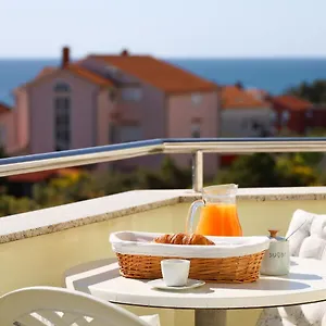 Appartement The Florens Near The With The Pool, Bbq And Kids Playground, Diklo, Zadar